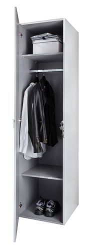 Offener, abschließbarer Kleiderschrank mit einer Tür, der von vorne gezeigt wird. Innen befinden sich eine Kleiderstange mit Jacken, ein Regalbrett mit einer Box und ein unteres Fach mit einem Paar Schuhe.