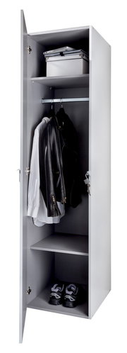 Offener, abschließbarer Kleiderschrank mit einer Tür, der von vorne gezeigt wird. Innen befinden sich eine Kleiderstange mit Jacken, ein Regalbrett mit einer Box und ein unteres Fach mit einem Paar Schuhe.