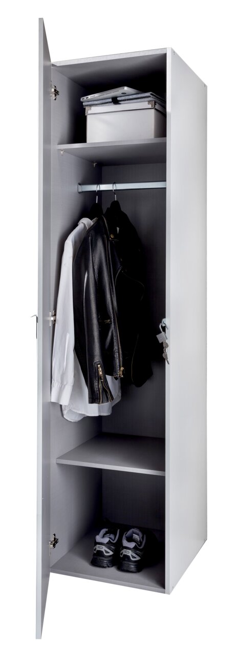 Offener, abschließbarer Kleiderschrank mit einer Tür, der von vorne gezeigt wird. Innen befinden sich eine Kleiderstange mit Jacken, ein Regalbrett mit einer Box und ein unteres Fach mit einem Paar Schuhe.