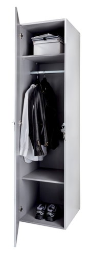 Offener, abschließbarer Kleiderschrank mit einer Tür, der von vorne gezeigt wird. Innen befinden sich eine Kleiderstange mit Jacken, ein Regalbrett mit einer Box und ein unteres Fach mit einem Paar Schuhe.