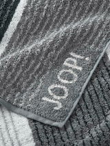 Graues Handtuch mit eingewebtem Schriftzug 'JOOP!' in Nahaufnahme, zeigt die weiche Textur und das Streifenmuster.
