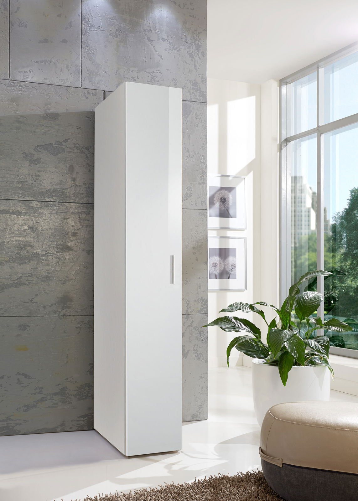 XORA Mehrzweckschrank MALTA Weißer, schlanker Mehrzweckschrank XORA MALTA in moderner Wohnumgebung, seitliche Perspektive