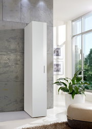 Weißer, schlanker Mehrzweckschrank XORA MALTA in moderner Wohnumgebung, seitliche Perspektive
