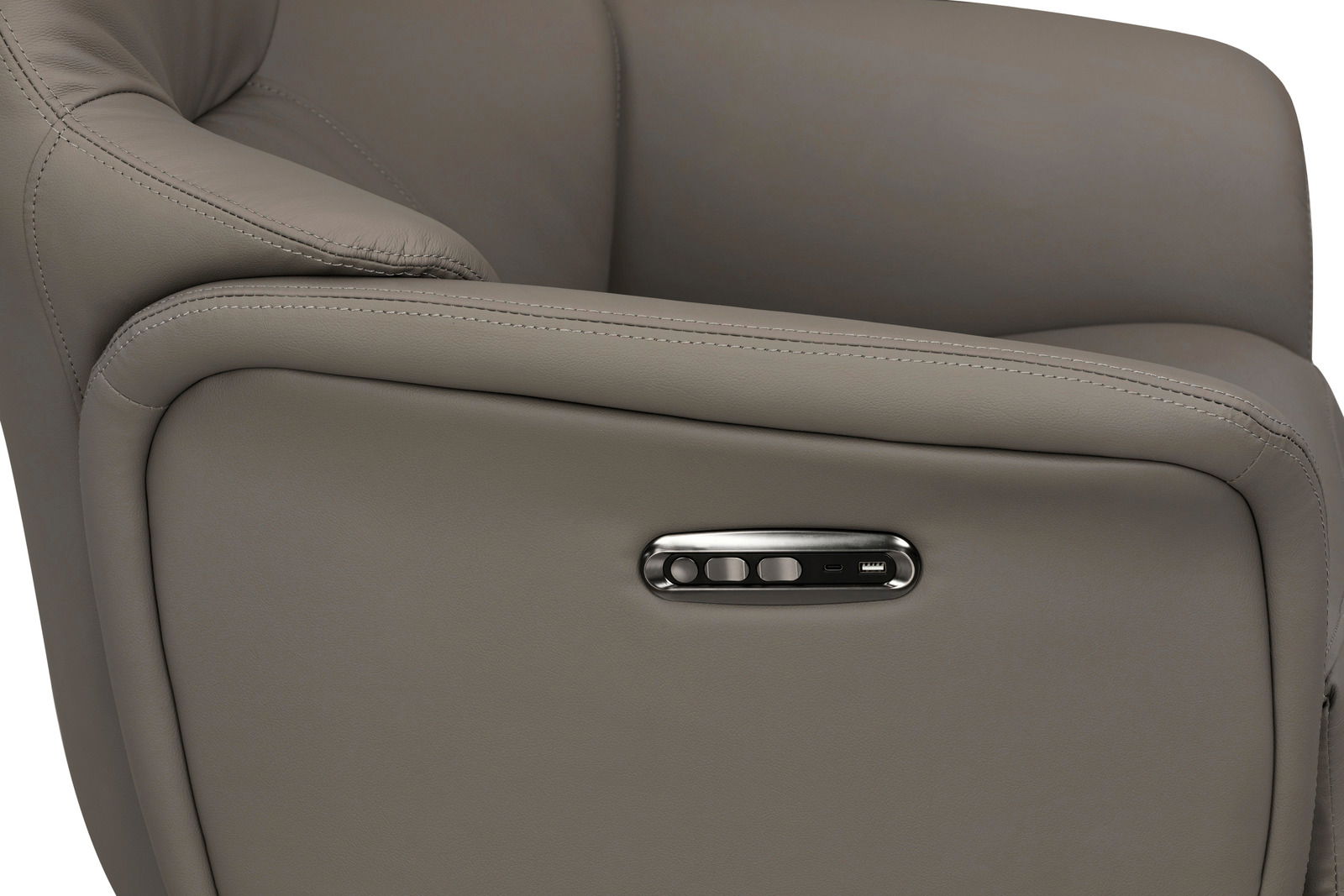 Nahaufnahme eines grauen Relaxsessels mit Bedienelementen an der Seite, seitliche Perspektive