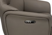 Close-up van een grijze relaxfauteuil met bedieningsknoppen aan de zijkant, zijaanzicht