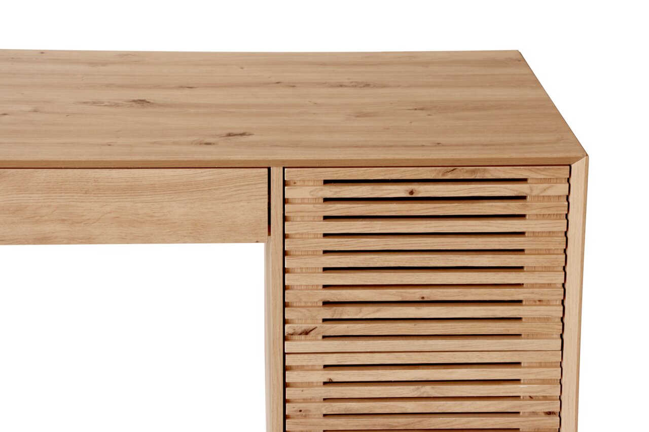 Nahaufnahme eines Schreibtisches aus Holz mit einer Schublade und einer lamellenartigen Front, von oben betrachtet.