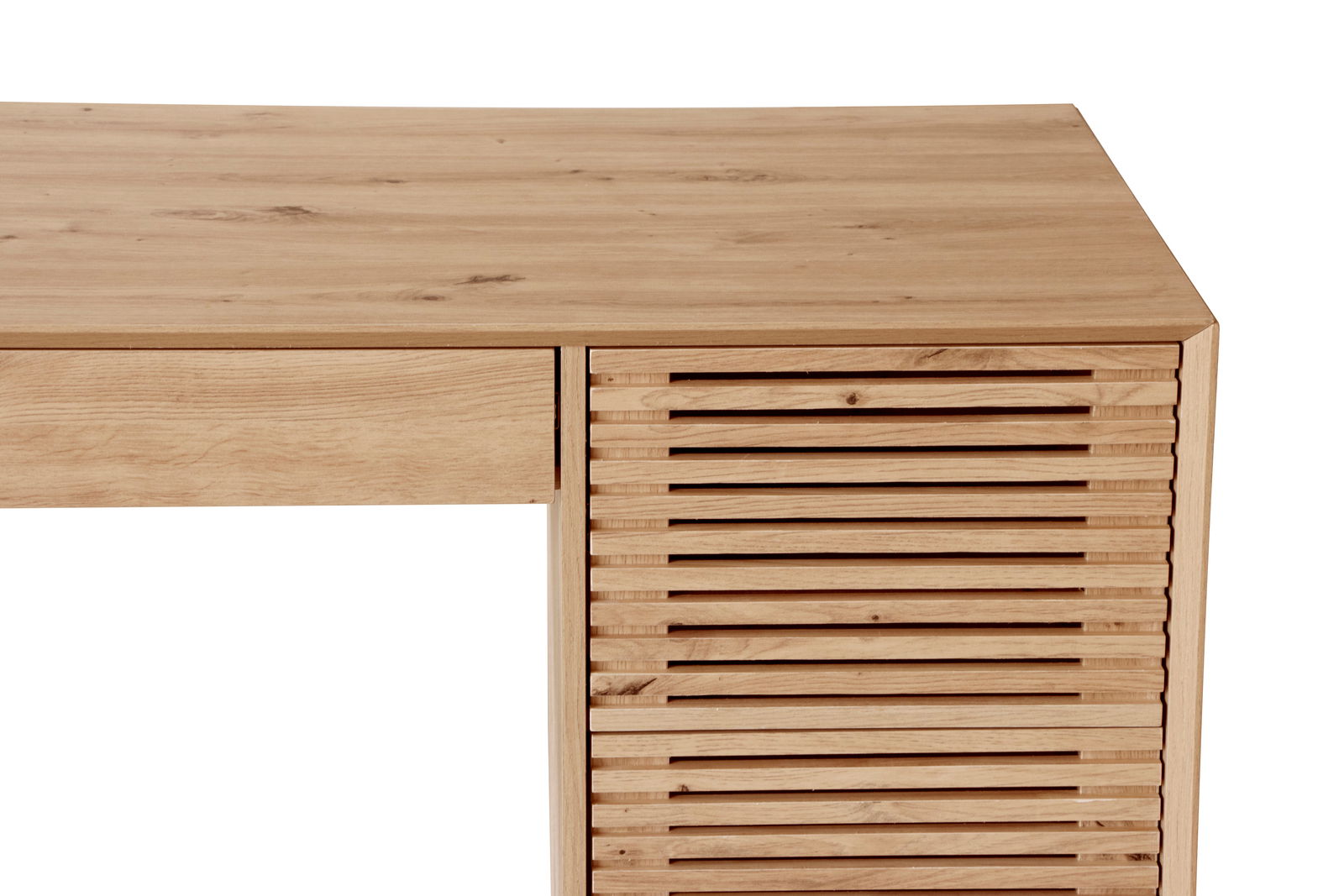 Nahaufnahme eines Schreibtisches aus Holz mit einer Schublade und einer lamellenartigen Front, von oben betrachtet.