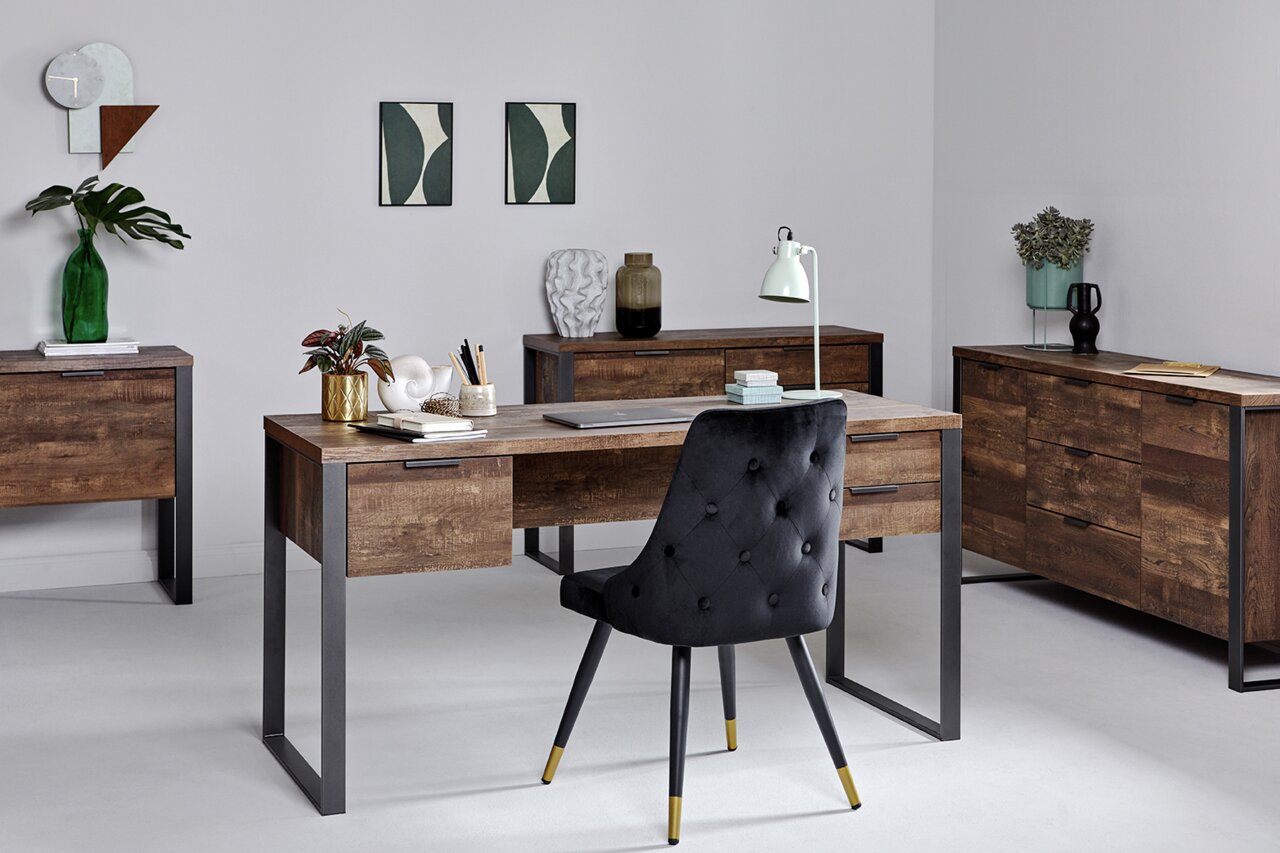 Moderner Schreibtisch aus Holz mit Metallbeinen, umgeben von passenden Möbeln in einem stilvoll eingerichteten Raum, aus der Frontalperspektive.