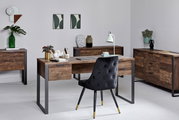 Moderner Schreibtisch aus Holz mit Metallbeinen, umgeben von passenden Möbeln in einem stilvoll eingerichteten Raum, aus der Frontalperspektive.
