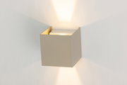 Moderne LED-Wandleuchte in quadratischer Form, die sowohl nach oben als auch nach unten Licht abstrahlt. Seitenansicht.