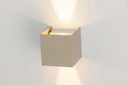Moderne LED-Wandleuchte in quadratischer Form, die sowohl nach oben als auch nach unten Licht abstrahlt. Seitenansicht.