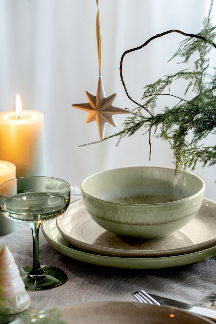 Like by Villeroy & Boch Bowl PERLEMOR ALGA Grüne Schüssel auf einem gedeckten Tisch mit Kerzen und Dekoration, seitliche Perspektive
