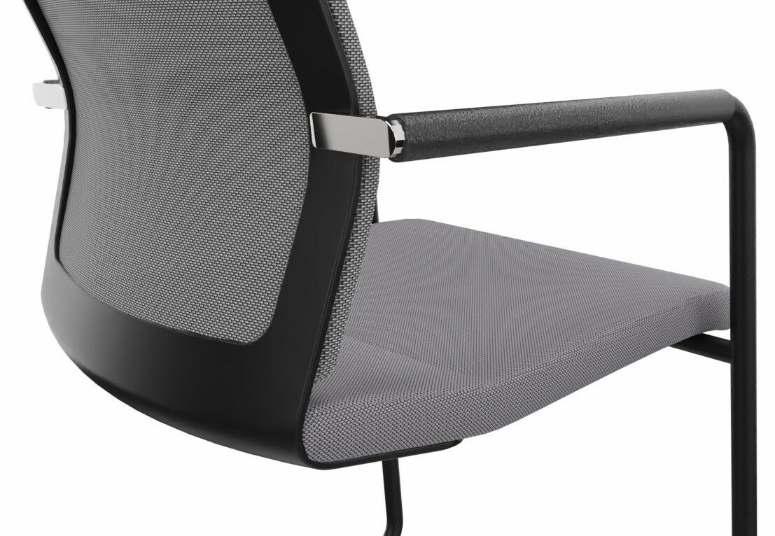 Rückansicht eines modernen Freischwinger-Stuhls mit schwarzem Rahmen und grauem Netzstoff.