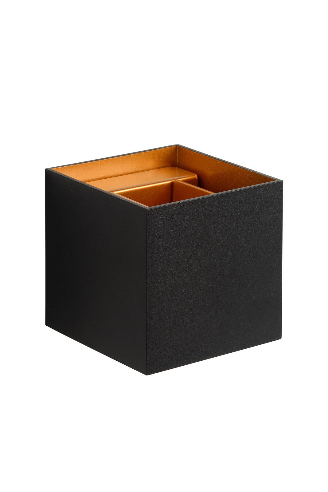 Schwarze Wandleuchte IO mit goldener Innenfläche, seitliche Perspektive