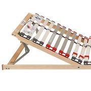 Seitliche Ansicht eines verstellbaren Lattenrostes mit Holzrahmen und farbigen Kunststoffelementen.