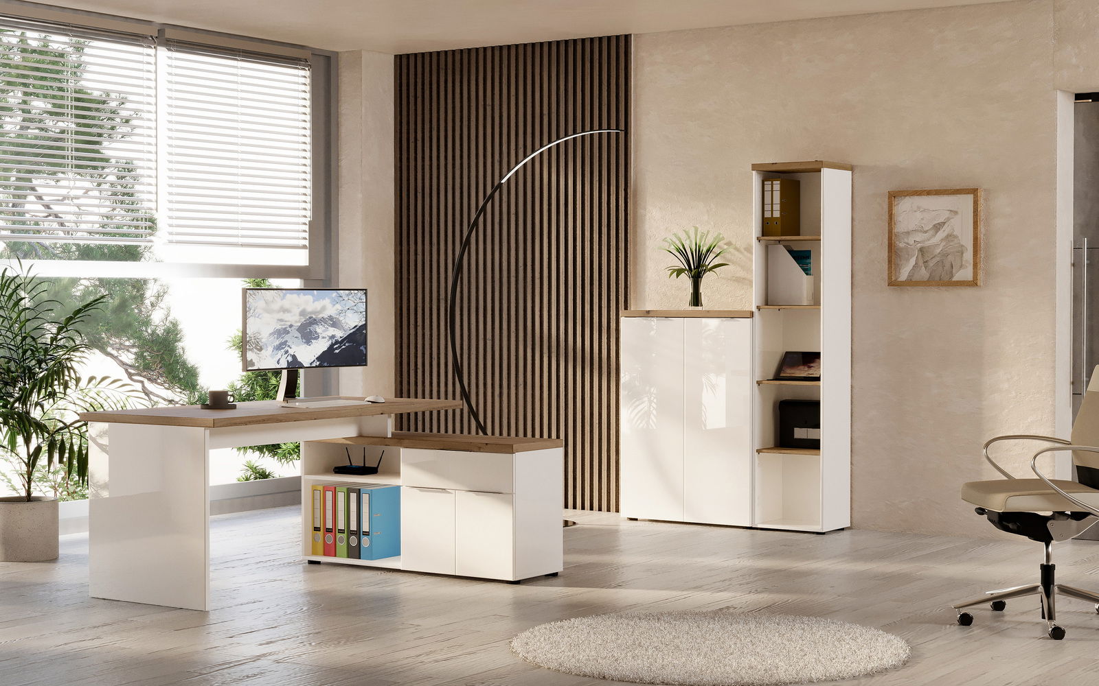 XORA Aktenregal IDEA-OFFICE Moderner Eckschreibtisch in einem hellen Büro mit Blick auf Fenster und Pflanzen, kombiniert mit einem Aktenschrank und Regalen.