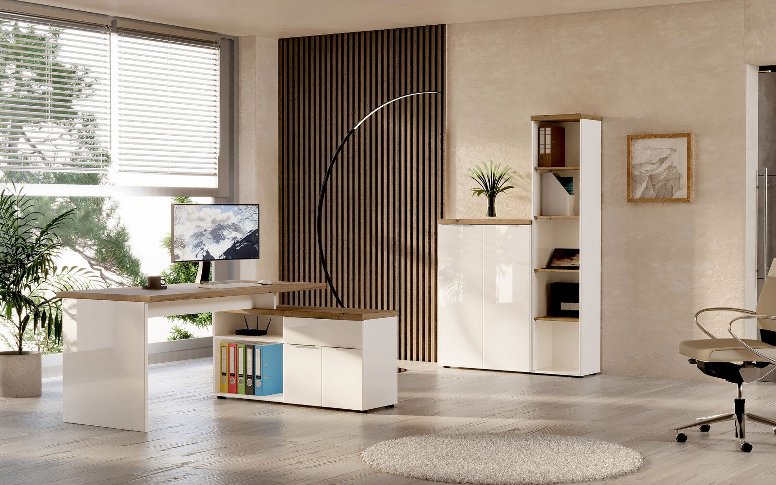 Moderner Eckschreibtisch in einem hellen Büro mit Blick auf Fenster und Pflanzen, kombiniert mit einem Aktenschrank und Regalen.