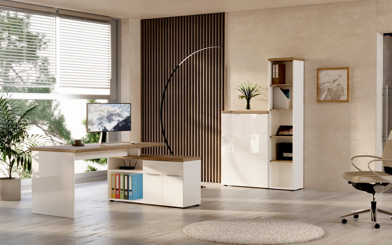 Moderner Eckschreibtisch in einem hellen Büro mit Blick auf Fenster und Pflanzen, kombiniert mit einem Aktenschrank und Regalen.