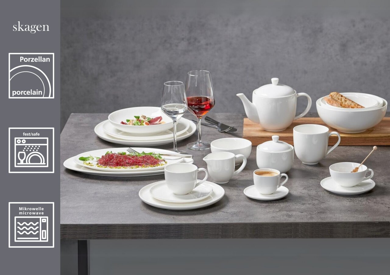 Dessertbord Skagen 21,5 cm van porselein, gepresenteerd in een tafelscène met serviesgoed en glazen, zijaanzicht