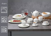 Dessertbord Skagen 21,5 cm van porselein, gepresenteerd in een tafelscène met serviesgoed en glazen, zijaanzicht