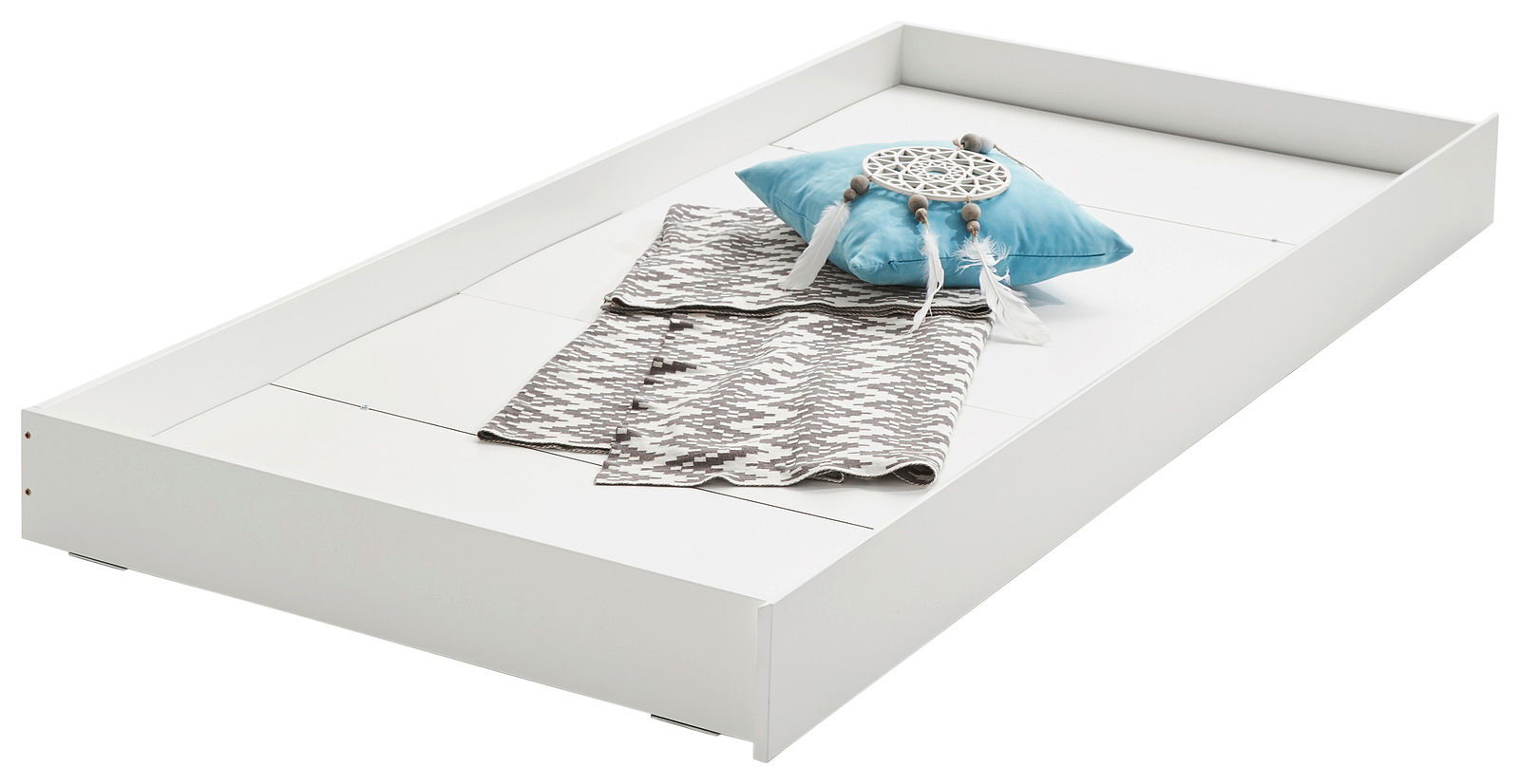 Weiße Schublade oder Gästebett mit blauer Kissen und grauer Decke, seitliche Perspektive