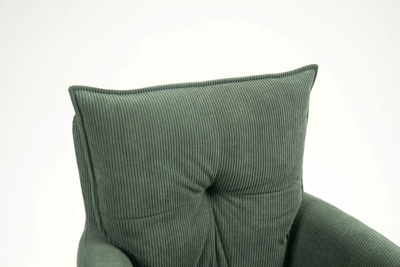 Grüner Sessel mit geripptem Stoff, Nahaufnahme der Rückenlehne aus der Vorderansicht.
