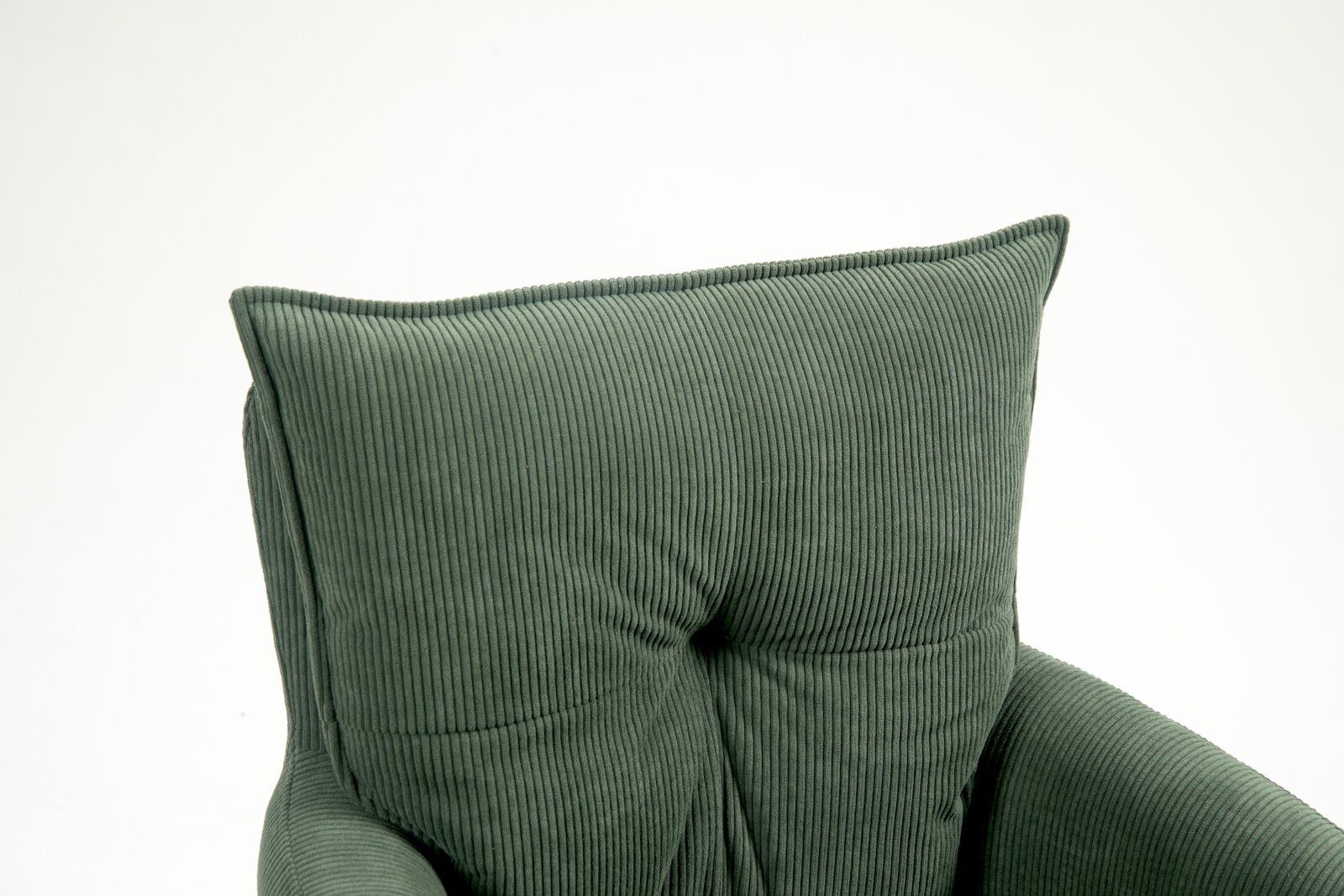 Groene fauteuil met geribbelde stof, close-up van de rugleuning gezien vanaf de voorkant.