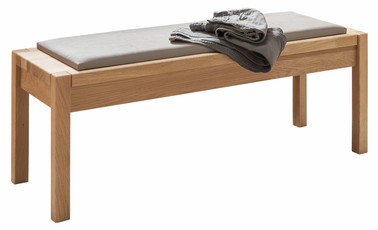 Holzbank mit gepolsterter Sitzfläche und gefalteter Kleidung, seitliche Perspektive