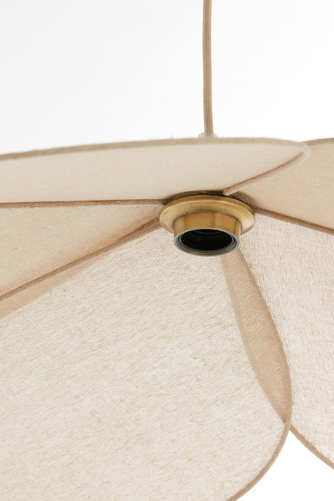 Nahaufnahme einer Hängeleuchte mit beigem Stoffschirm und goldfarbenem Detail, von unten betrachtet.