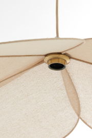 Nahaufnahme einer Hängeleuchte mit beigem Stoffschirm und goldfarbenem Detail, von unten betrachtet.