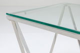 Moderner Beistelltisch mit Glasplatte und verchromtem Metallgestell, seitliche Perspektive.