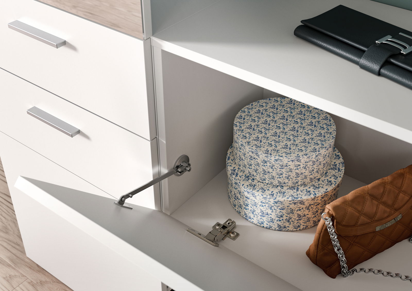 Nahaufnahme eines geöffneten weißen Garderobenschranks mit einer blumigen Hutschachtel und einer braunen Handtasche im Inneren.