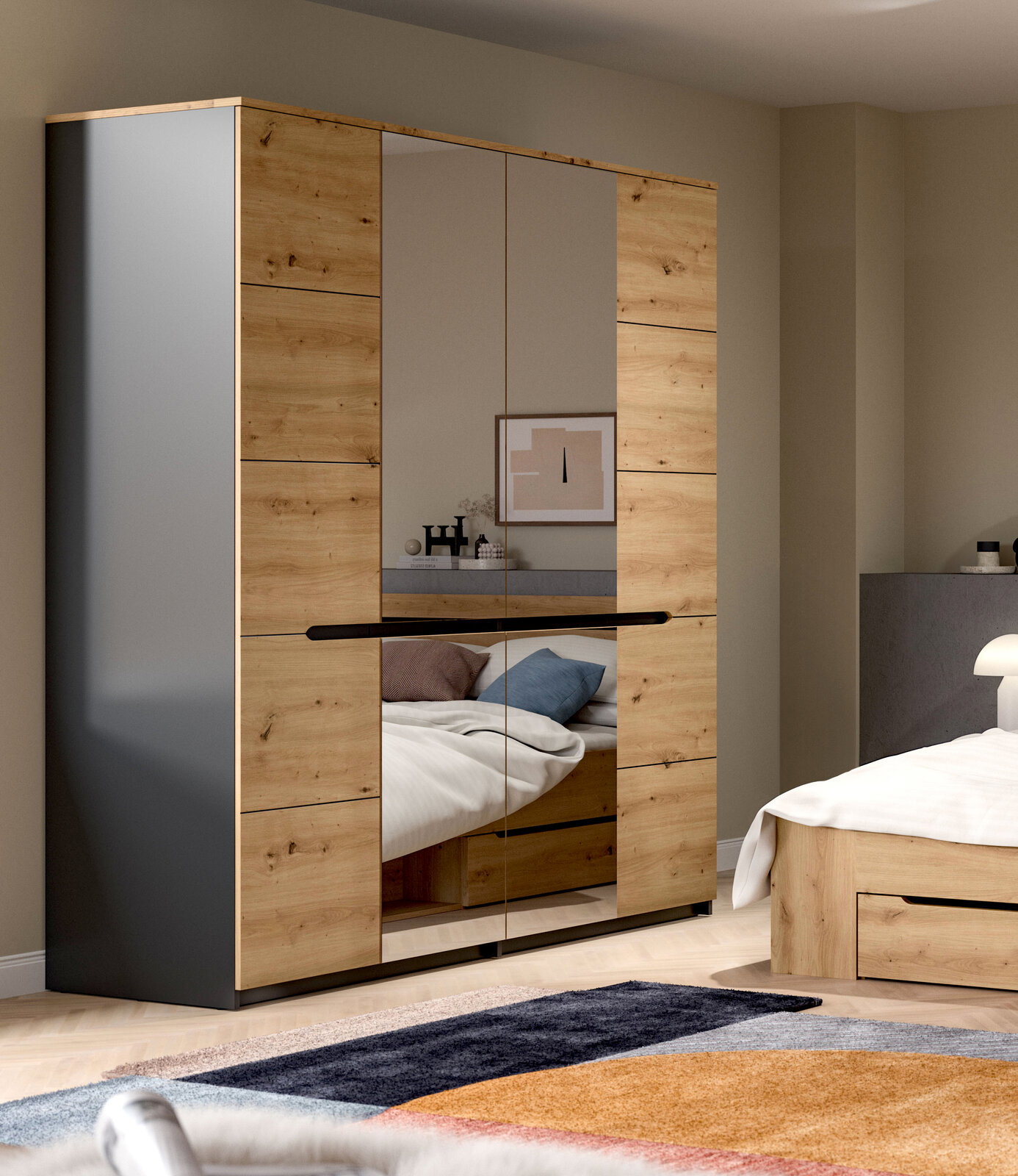 Großer Kleiderschrank in Holzoptik mit grauen Seiten und mittigen Spiegeltüren, im Schlafzimmer aus frontaler Perspektive leicht schräg von links fotografiert.