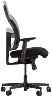 Seitliche Ansicht eines modernen Drehstuhls mit schwarzem Netzrücken und gepolstertem Sitz, verstellbaren Armlehnen und Rollen.