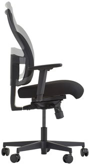 Seitliche Ansicht eines modernen Drehstuhls mit schwarzem Netzrücken und gepolstertem Sitz, verstellbaren Armlehnen und Rollen.