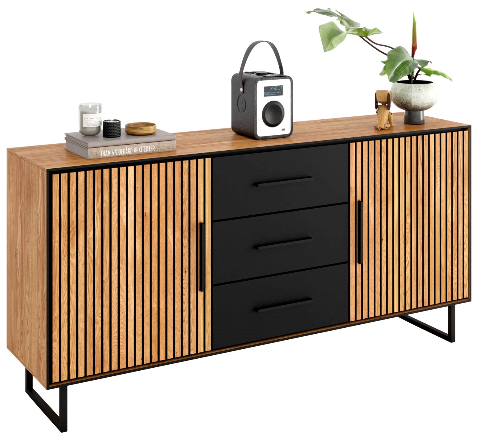 Modernes Sideboard mit Holzlamellen und schwarzen Schubladen, seitliche Perspektive