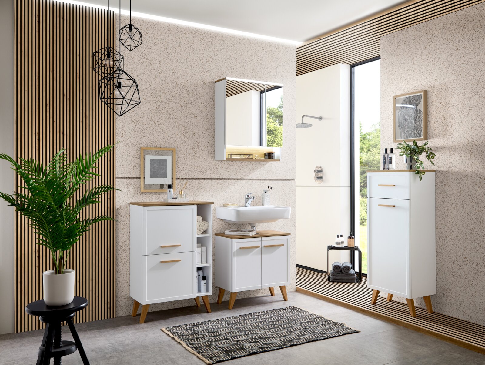 Modernes Badezimmer-Set mit weißen Waschtischunterschränken und Hochschrank auf Holzfüßen, Holzablagen und Spiegel, in heller Raumansicht aus frontaler Perspektive leicht schräg von links