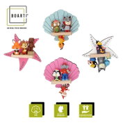 Produktabbildung in Frontansicht: BOARTI Regal für die Musikbox, dekorative Wandregale in Muschel- und Seesternform in Pastellfarben mit kleinen Tier- und Figurenmotiven, Made in Germany, kindersicher ohne scharfe Kanten
