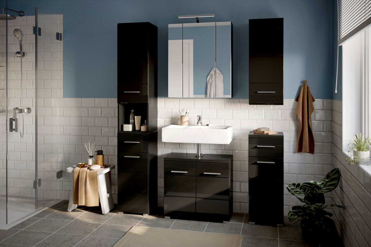 Moderne Badezimmermöbel in schwarzem Design, bestehend aus Hochschränken, Spiegelschrank und Waschbeckenunterschrank, frontal betrachtet.
