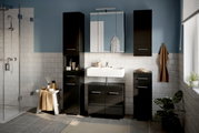 Moderne Badezimmermöbel in schwarzem Design, bestehend aus Hochschränken, Spiegelschrank und Waschbeckenunterschrank, frontal betrachtet.