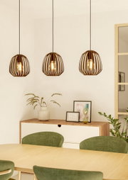 Drei moderne Pendelleuchten ESPINAL in einem Esszimmer, aus der Perspektive des Tisches fotografiert.