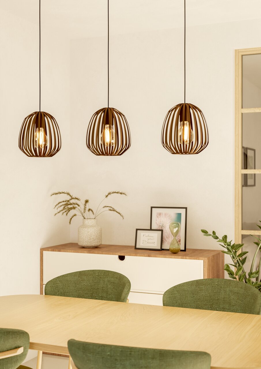 Drei moderne Pendelleuchten ESPINAL in einem Esszimmer, aus der Perspektive des Tisches fotografiert.