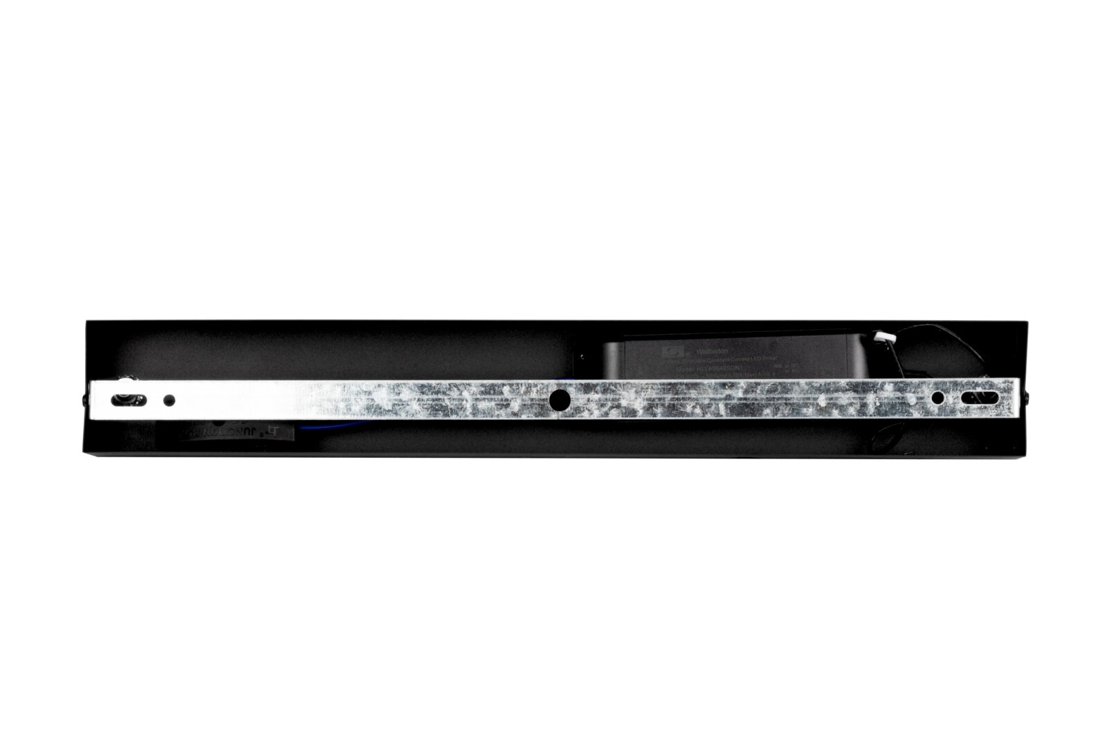 Ansicht von unten auf die LED-Hängeleuchte Dieter Knoll mit schwarzem Gehäuse und Metallhalterung.