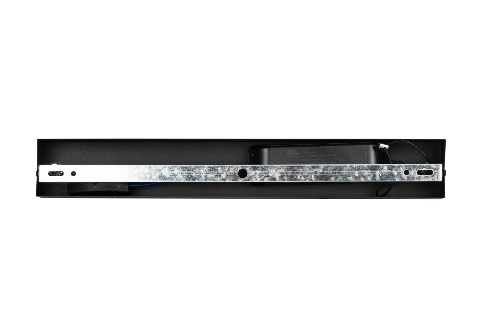 Ansicht von unten auf die LED-Hängeleuchte Dieter Knoll mit schwarzem Gehäuse und Metallhalterung.