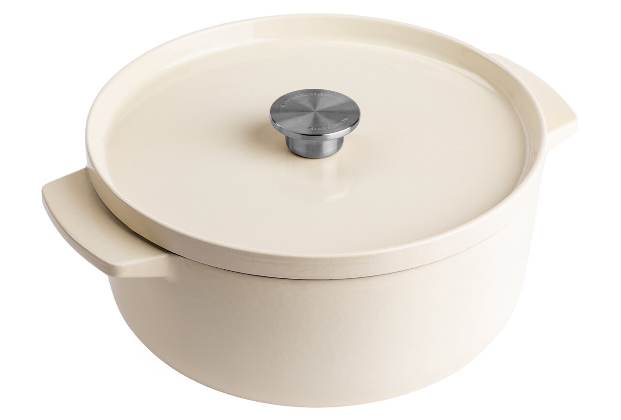 KitchenAid Bräter Gusseiserner Bräter in Mandel-Farbe, 26 cm, aus der Vogelperspektive