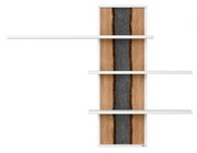 Hängepaneel mit drei weißen Regalböden und einer Rückwand aus Holz und dunklem Stein, Frontalansicht