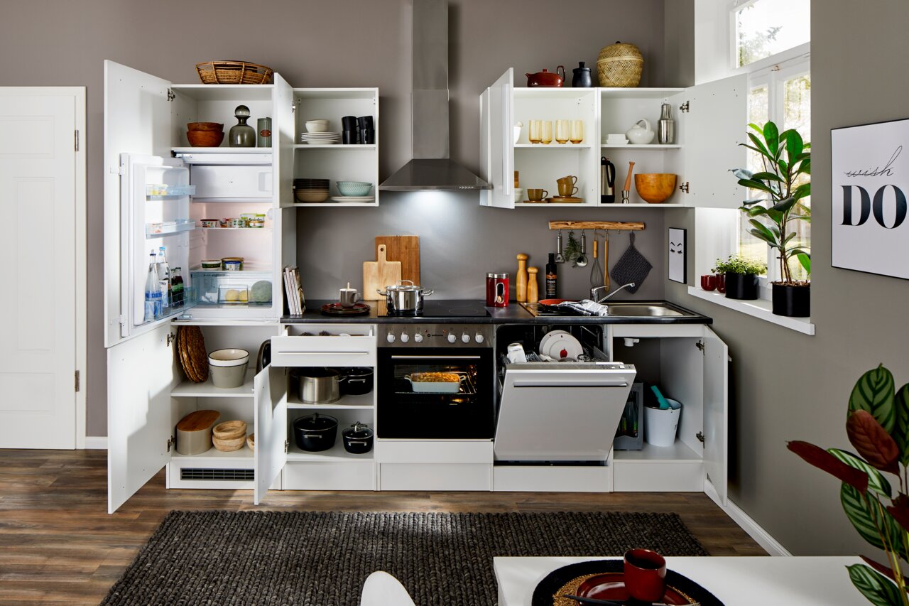 Moderne Küchenzeile mit offenen Schränken, Kühlschrank, Herd und Spüle, frontal betrachtet.