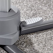 Nahaufnahme eines grauen Fußpedals an der Basis eines Ampelschirms auf einer Steinoberfläche.