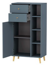 Hohes Highboard in dunklem Blau mit zwei offenen Schubladen und einer geöffneten Tür, die mehrere Regalfächer zeigt. Perspektive von vorne.