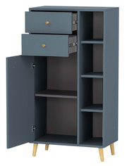 Hohes Highboard in dunklem Blau mit zwei offenen Schubladen und einer geöffneten Tür, die mehrere Regalfächer zeigt. Perspektive von vorne.